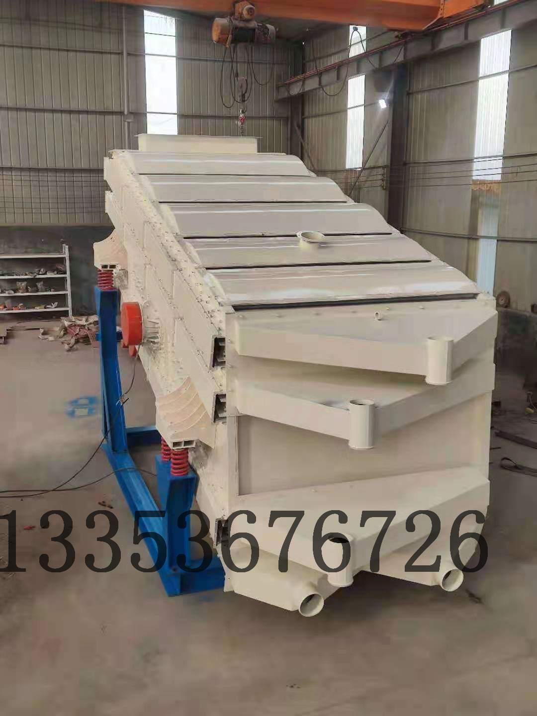 煤矸石是采煤過(guò)程和洗煤過(guò)程中產(chǎn)生的廢棄物,目前已經(jīng)成為我國(guó)產(chǎn)生量和排放量的工業(yè)固體廢棄物之一。山西是資源能源大省,每年產(chǎn)出大量的煤矸石、粉煤灰、冶煉渣等大宗工業(yè) 大宗工業(yè)固體廢物綜合利用產(chǎn)業(yè)發(fā)展較困難我國(guó)提倡環(huán)保和廢舊資源再回收利用政策，就是針對(duì)礦山廢料的再利用，和建筑垃圾石料再回收利用都是今年行業(yè)的新興行業(yè)。在回收利用中少不了物料分級(jí)篩分的過(guò)程。隨著工業(yè)的發(fā)展工業(yè)機(jī)械的進(jìn)步奧創(chuàng)機(jī)械生產(chǎn)的礦用弛張篩分機(jī)，是在礦用篩分上的新成就，針對(duì)黏性大的物料和篩分效率的難題研發(fā)生產(chǎn)的一款機(jī)械。 煤矸石弛張篩的應(yīng)用煤矸石廠，入洗原煤易泥化。煤矸石水分含量較高，煤矸石粘度變大，篩分過(guò)程中經(jīng)常出現(xiàn)篩板堵塞現(xiàn)象，迫使生產(chǎn)中斷，影響系統(tǒng)的連續(xù)運(yùn)行。為了生產(chǎn)的系統(tǒng)連續(xù)、高效運(yùn)行，減輕煤泥水處理系統(tǒng)壓力，該廠使用弛張篩，對(duì)煤矸石篩分設(shè)備進(jìn)行技術(shù)革新。年初開始對(duì)煤矸石廠原煤篩分系統(tǒng)的博后篩更換為雙層弛張篩，以提高篩分效率，創(chuàng)造更大的經(jīng)濟(jì)效益。在弛張篩的選型上，根據(jù)現(xiàn)場(chǎng)環(huán)境，篩選物料的要求，和處理量，進(jìn)行選定機(jī)械。可咨詢奧創(chuàng)機(jī)械設(shè)備有限公司，為您量身定型。