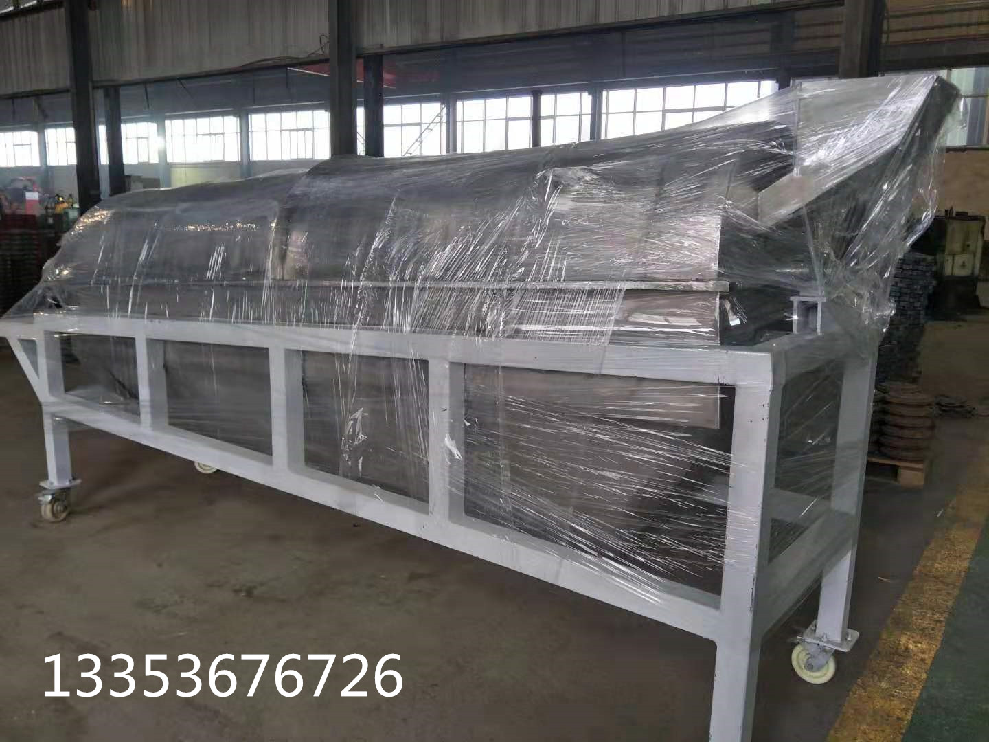 滾筒篩概述 滾筒篩是根據物料的顆粒大小進行分級處理的一種篩分設備，又被稱為滾筒篩分機，因工藝布置簡單，被廣泛應用于礦山、建材、交通、能源、化工等行業的產品分級。常用在中、細粒物料的分級篩分。